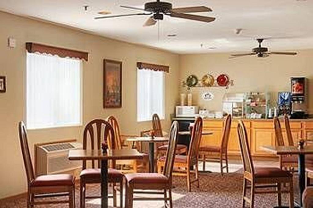 Capri Inn & Suites - Beatrice Restaurant photo